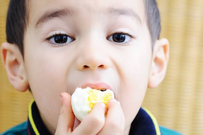 Anak makan telur